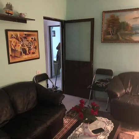 2 Bed Flat In Center Of *